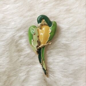 VINTAGE Unsigned Goldtone Green Yellow Enamel Parrot Pin Brooch